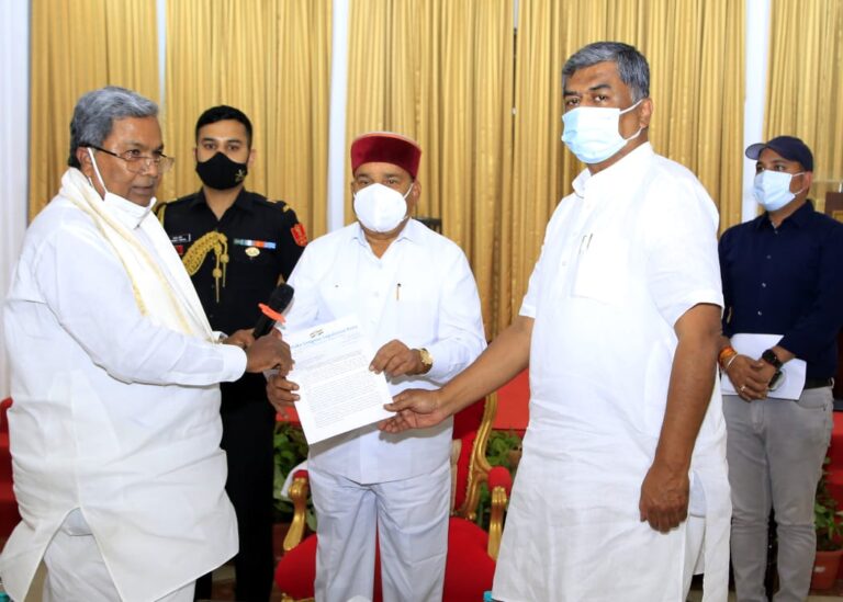 Cong leaders meet Karnataka Governor seeking Minister Eshwarappa's dismissal