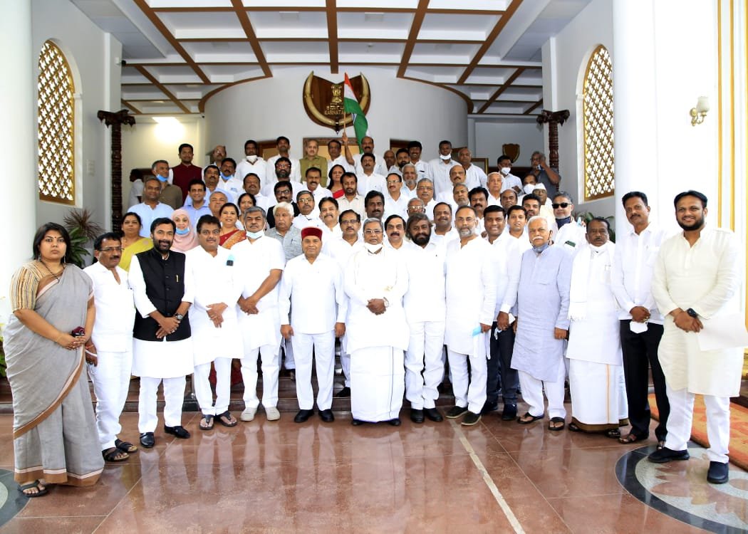 Cong leaders meet Karnataka Governor seeking Minister Eshwarappa's dismissal