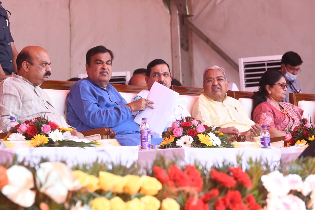 Gadkari lays foundation for five highway projects worth Rs 3,972 crore in Karnataka