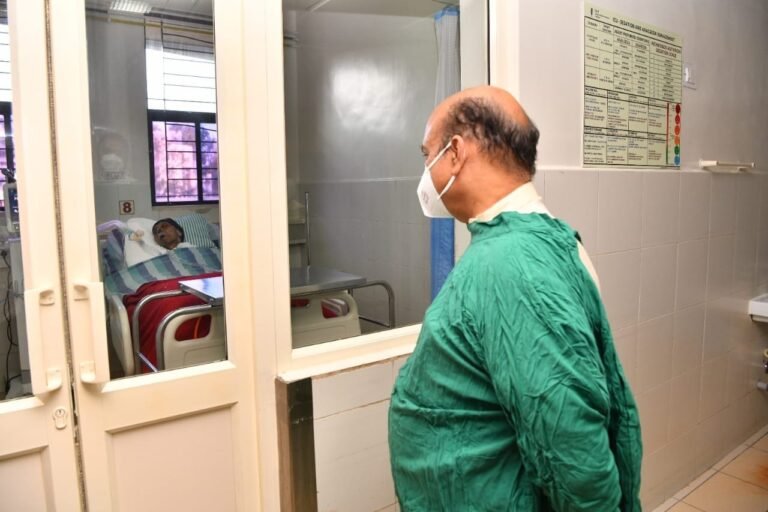 Karnataka CM visits ailing litterateur in Dharwad hospital