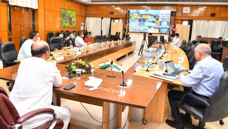 Provide good service, Karnataka CM tells 'Grama One' staff