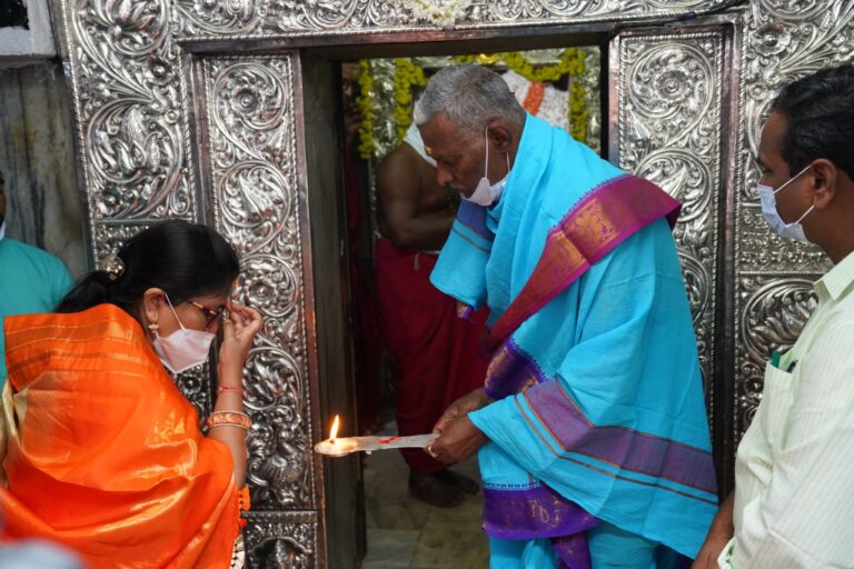 file picture of Muzrai Minister Shashikala Jolle's visit to Hulagiamma Devi Temple in Koppal district.