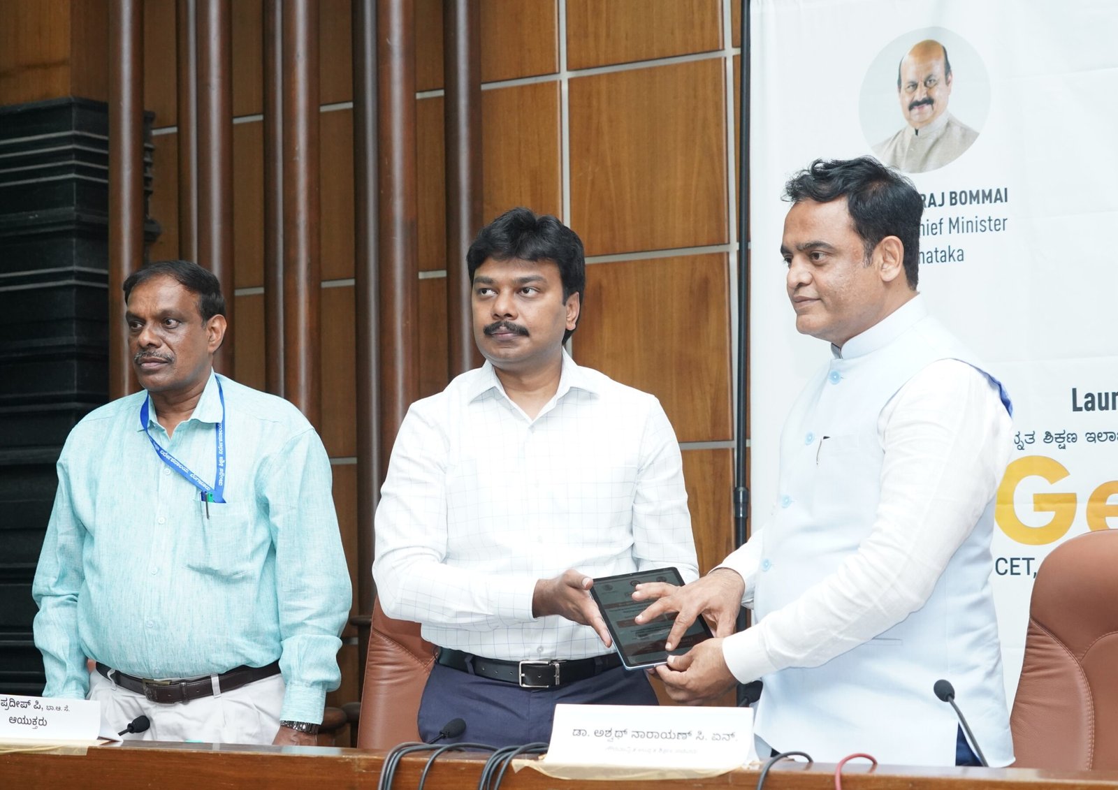 Buoyed by the overwhelming response in the previous two years, Dr.C.N.Ashwath Narayan, Minister for Higher Education dedicated the GetCETgo 2022 platform to the service of aspirant students of professional courses on Wednesday. This has the objective of offering high-quality online crash courses for students in Karnataka who are aiming to crack the Engineering and Medical entrance exams of JEE, NEET, and KCET 2022 at free of cost.