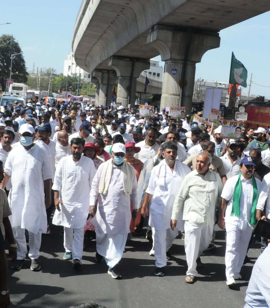Congress' Mekedatu 'padayatra' enters Bengaluru city, party chief apologises for traffic jams till Mar 3......