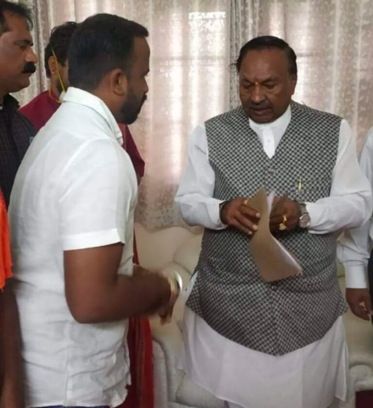 Contractor Santosh Patil with K S Eshwarappa