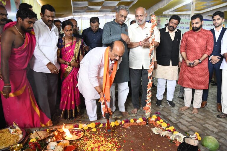 Will set up textile park in every Taluk of North Karnataka says CM