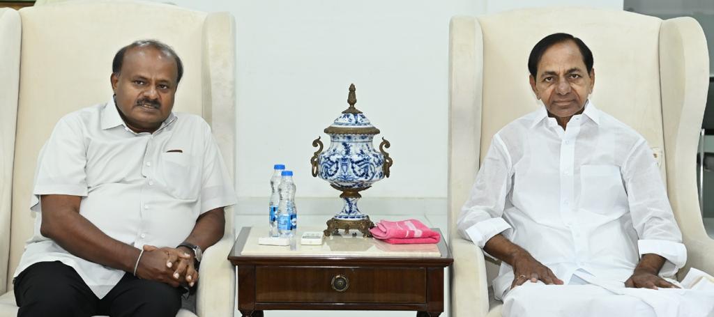 Kumaraswamy meets KCR in Hyderabad, discusses national politics