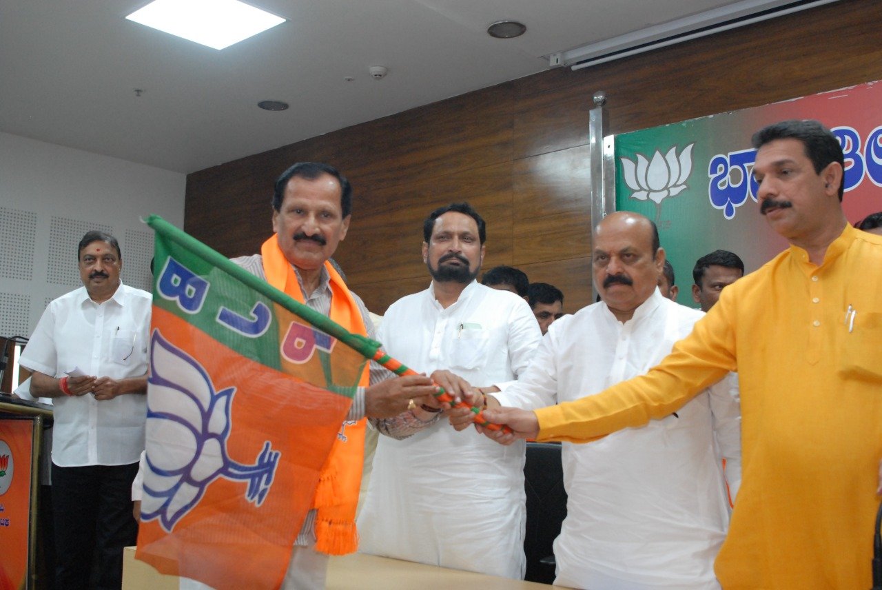 Former Congress leader S P Muddahanumegowda Tumkur forner MP joins BJP in Bengaluru