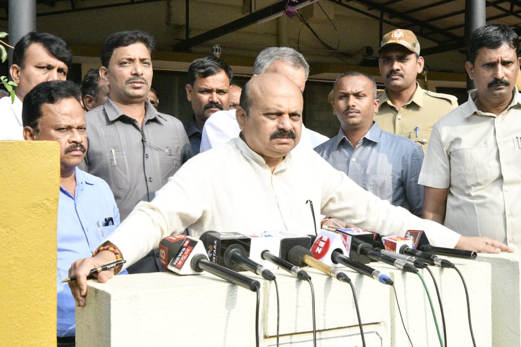 Bommai at Hubli Airport.jpg4