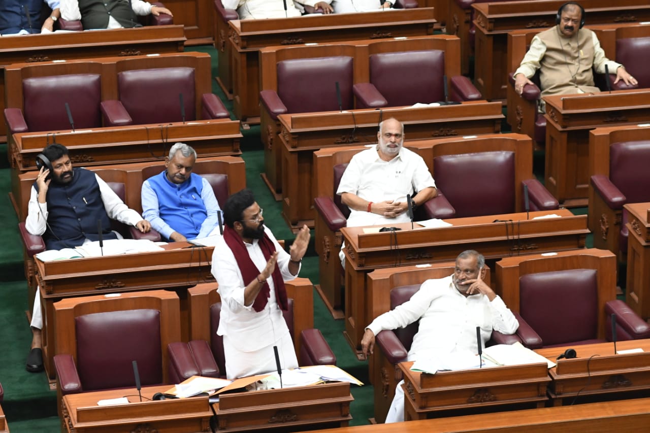 Disruptions, pandemonium mar proceedings in Karnataka Assembly