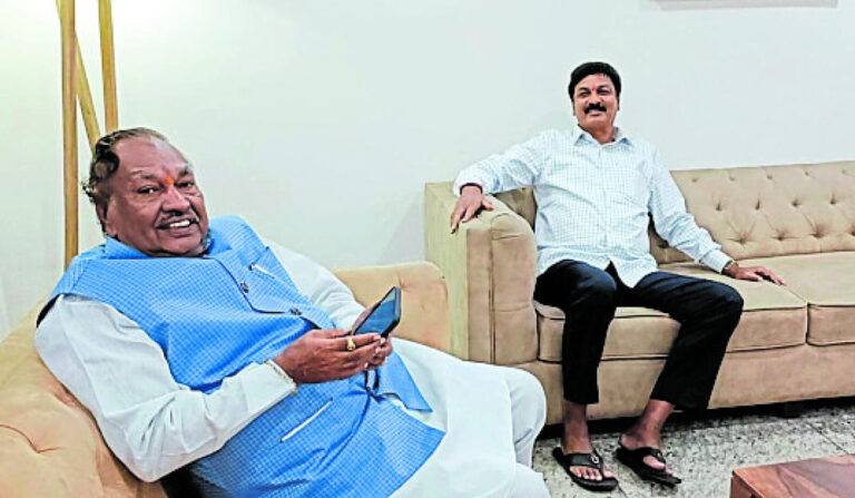 Ex-ministers KS Eshwarappa and Ramesh Jarkiholi at Belagavi Airport on December 19.