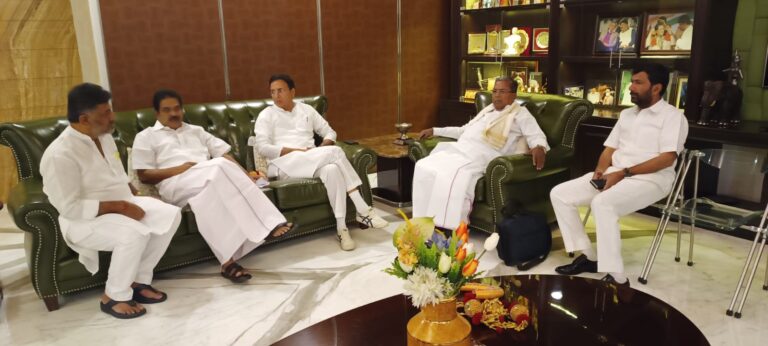 DK Shivakumar with KC Venugopal, Randeep Singh Surjewala, Siddaramaiah