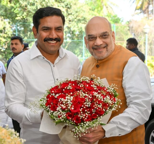 Amit Shah springs a surprise by choosing to accept bouquet from Yediyurappa's son first