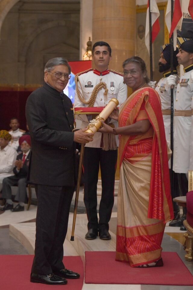 Former Karnataka CM S M Krishna receives Padma Vibhushan from President Droupadi Murmu