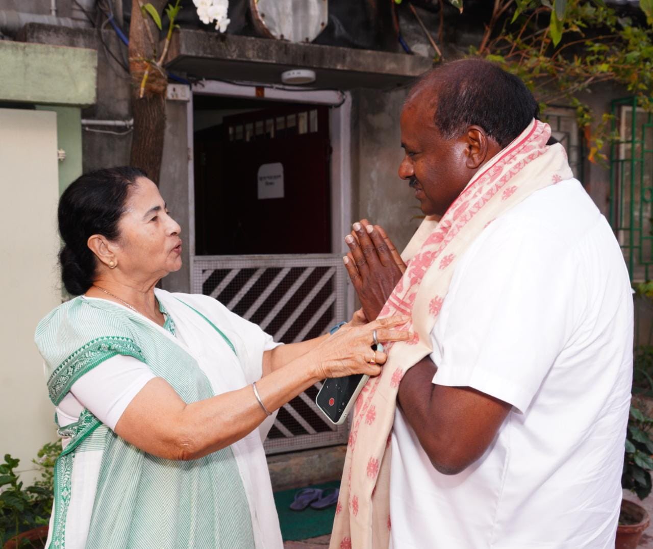 Mamata meets Kumaraswamy