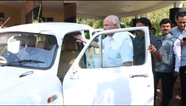 Yediyurappa rides in his 'lucky' Ambassador car for son's nomination filing