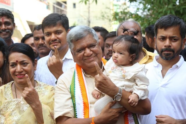 Congress candidate from Hubli-Dharwad Central Assembly constituency Jagadish Shettar on Wednesday voted in SBI School in Madhura colony