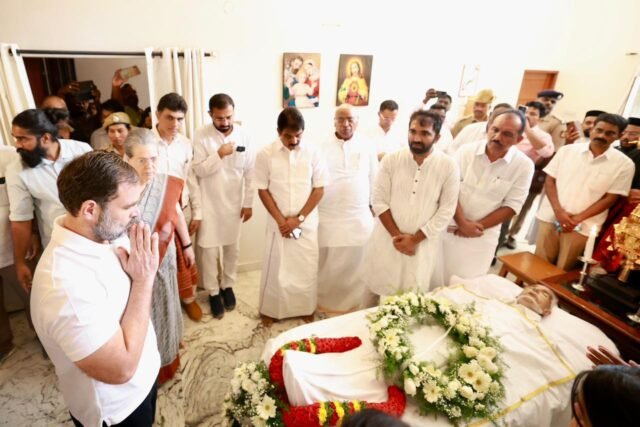 Sonia, Rahul, Kharge pay homage to Oommen Chandy