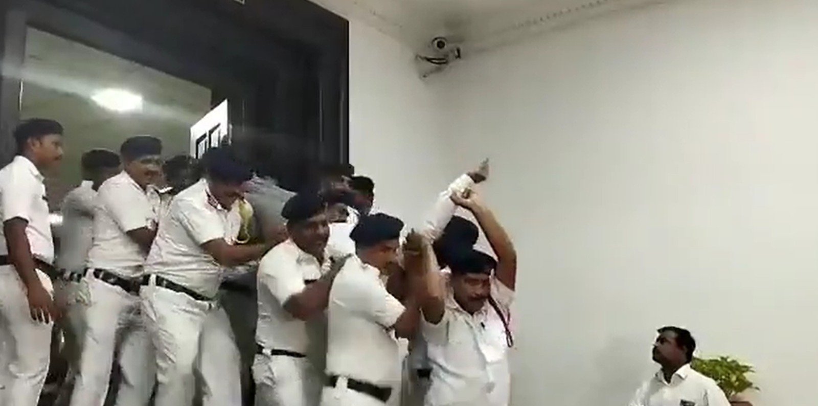 10 BJP MLAs suspended; Karnataka Assembly witnesses chaotic scenes