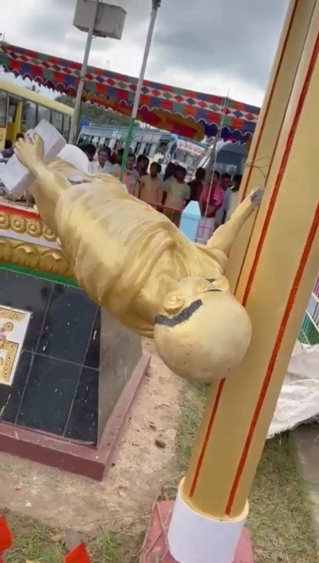Miscreants vandalise Gandhi statue in Karnataka