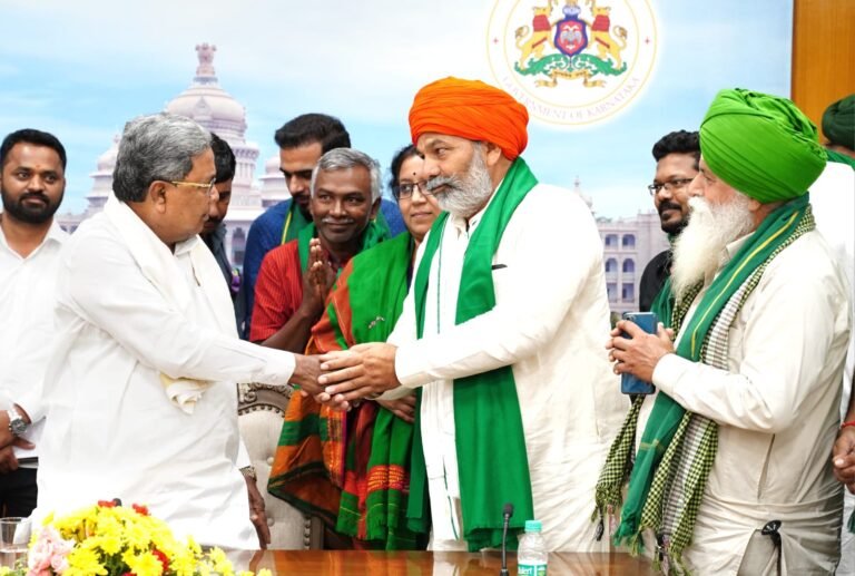 Farmer leader Rakesh Tikait meets Karnataka CM Siddaramaiah