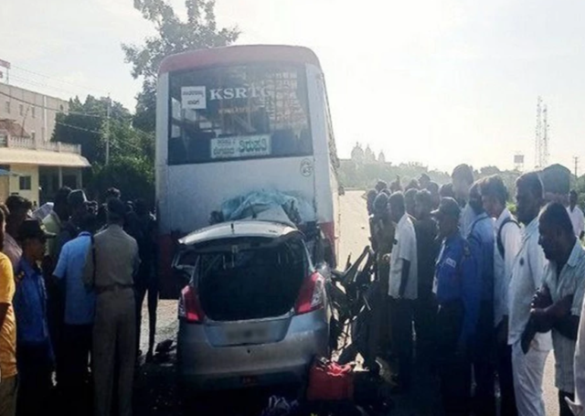 4 killed after car rams into parked bus on Bengaluru-Mangaluru highway