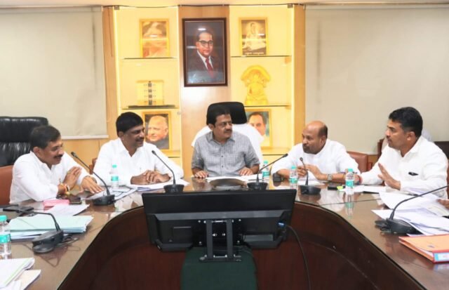 Karnataka Minister Zameer Khan instructs to put up info boards of housing schemes along with logo