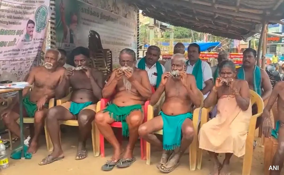 Farmers protest by holding rats in their mouth over Cauvery water dispute in Tamil Nadu