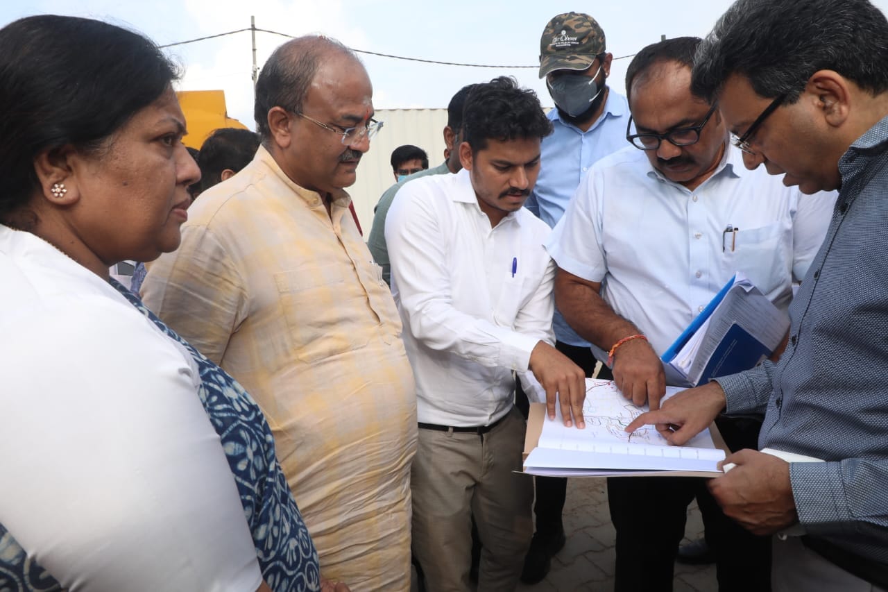 BBMP Commissioner Tushar Giri Nath visit to Mahadevapura garbage plant... Mittaganahalli dumping site