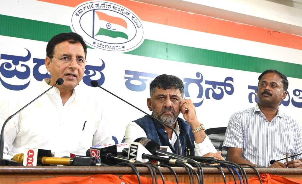 Randeep Singh Surjewala | Cong warns of action against leaders in Karnataka airing public remarks on cabinet reshuffle, leadership change