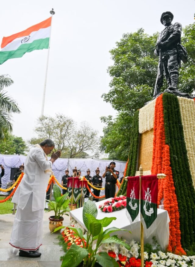 Mallikarjun Kharge, Karnataka CM Siddaramaiah pay tribute to soldiers on Vijay Diwas