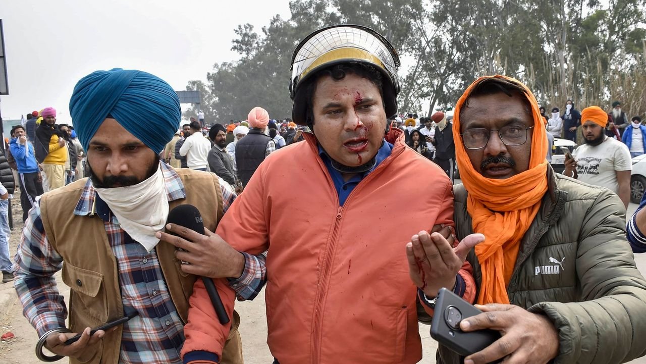 Farmers Protest: Aaj Tak reporter Satender Chauhan hit by ‘rubber pellete’ at Shambhu border