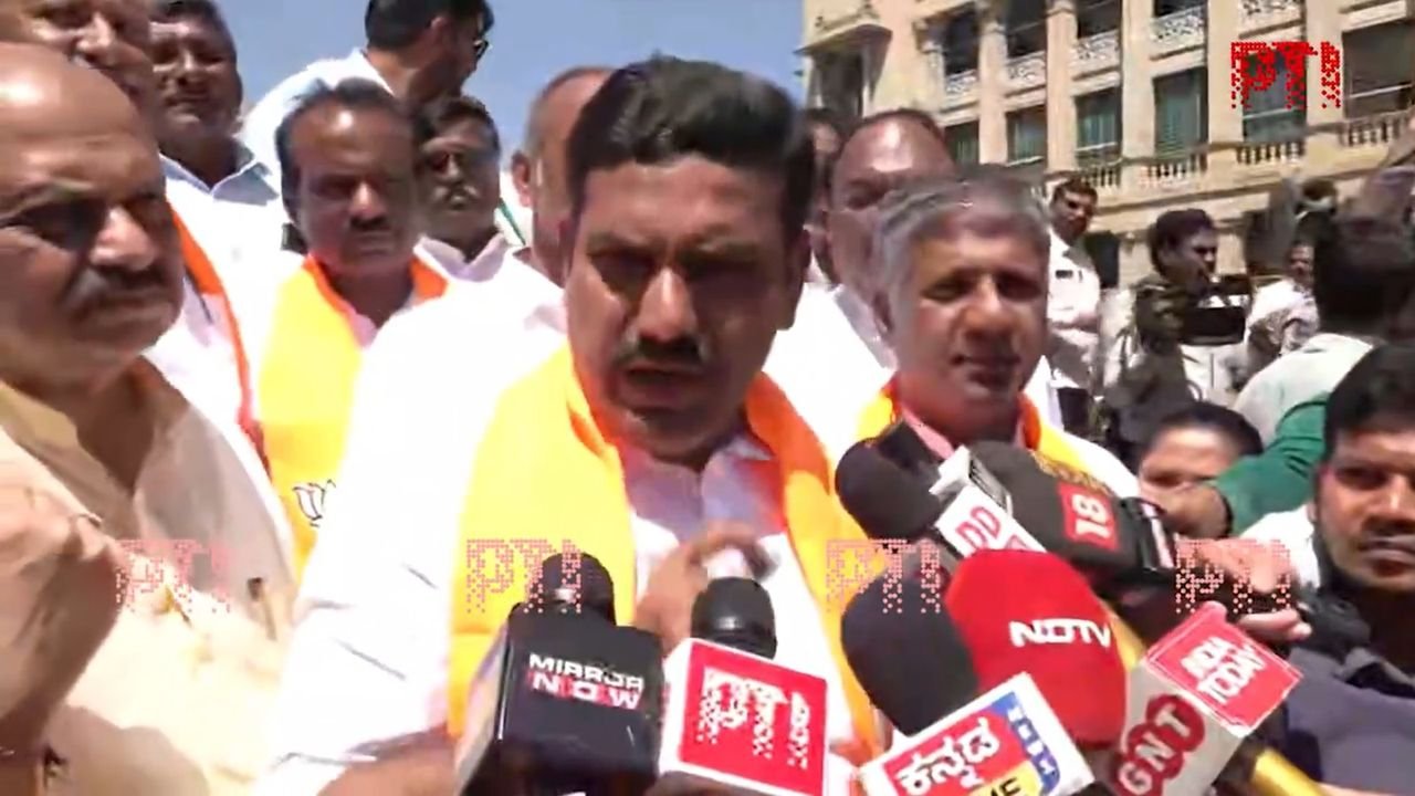 Karnataka BJP stages protest in Bengaluru to counter ruling Cong dharna in Delhi
