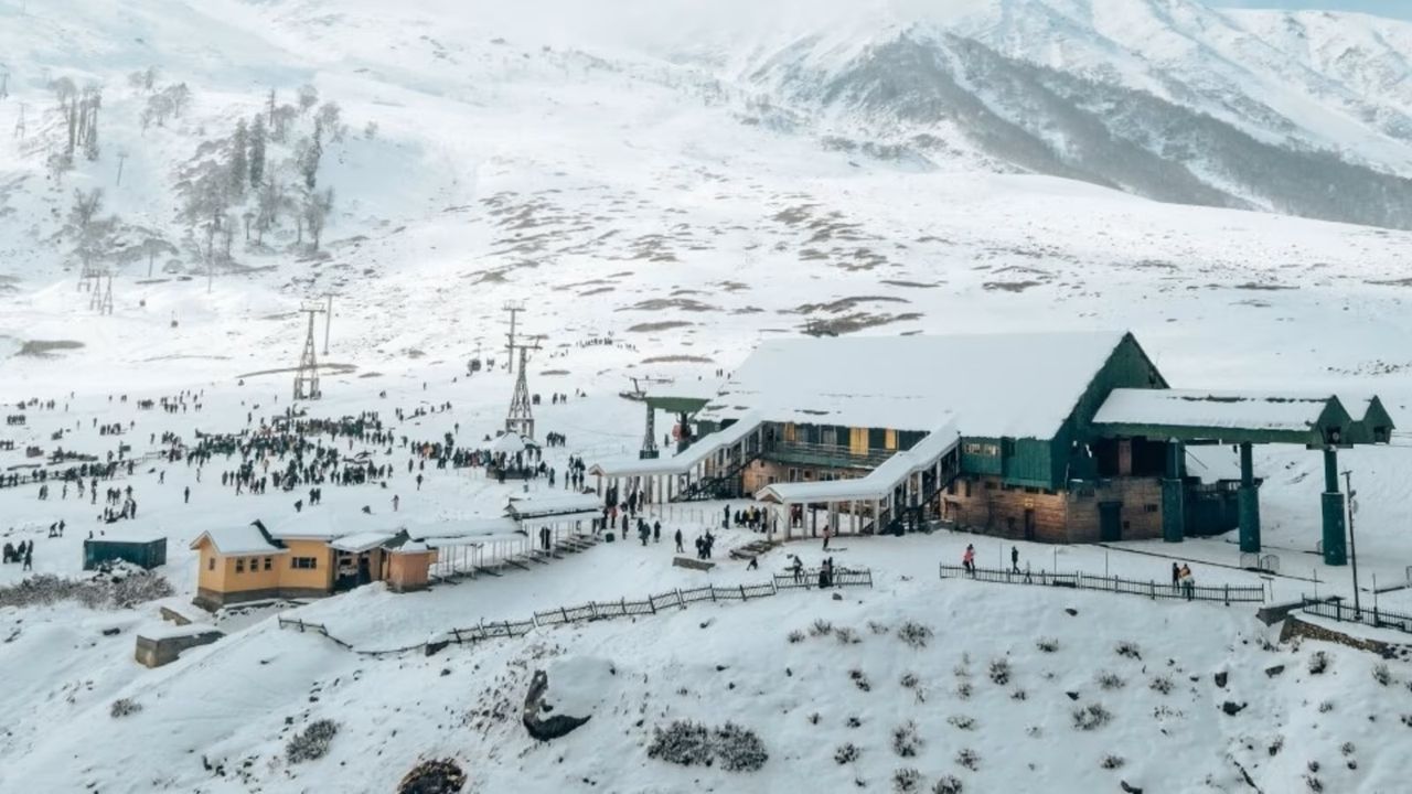 Gulmarg witnesses tourist surge after much awaited snowfall