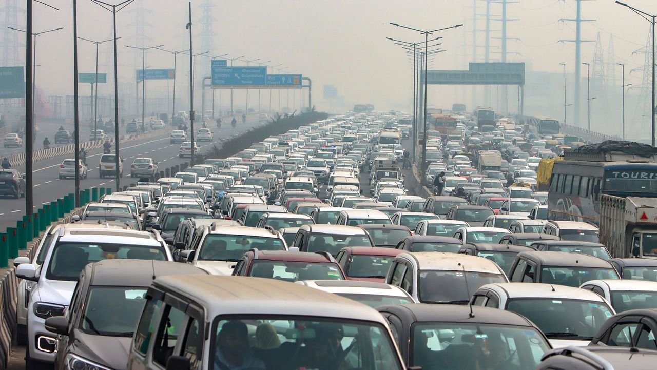 Farmers’ protest impacts traffic in Noida amid security checks at Delhi borders