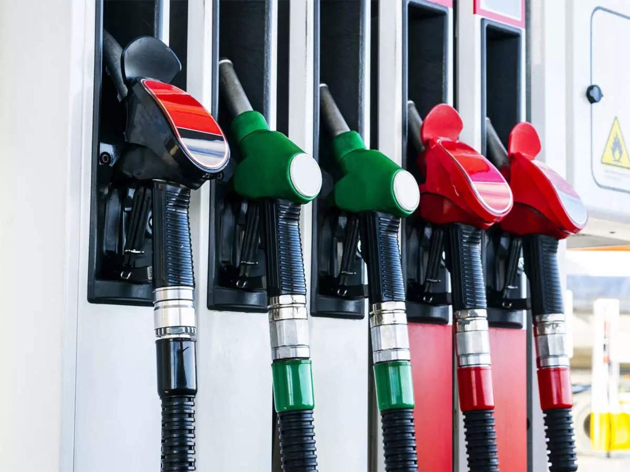 Crude oil price dip benefit not passed on to consumers: Congress