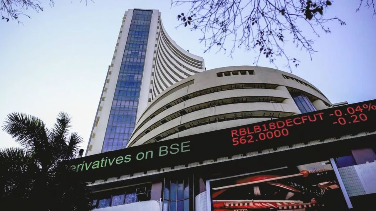 Share market surrender early gains to trade lower; sensex at 72,769