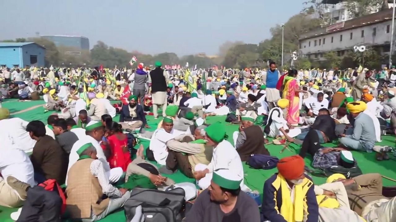 Farmers raise slogans against Centre from Delhi’s Ramlila Maidan