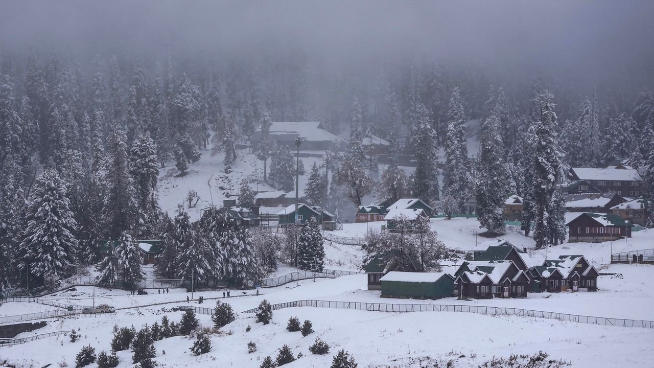 Fresh snowfall in parts of Kashmir, winter vacation for schools extended