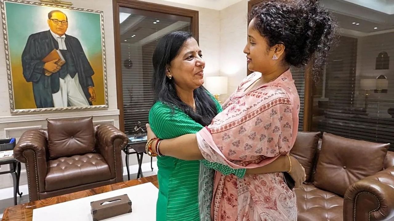 Hemant Soren’s wife Kalpana Soren meets Sunita Kejriwal in Delhi