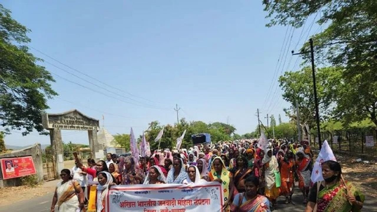 Women stage sit-in protest over water shortage in villages of Palghar's Wada taluka