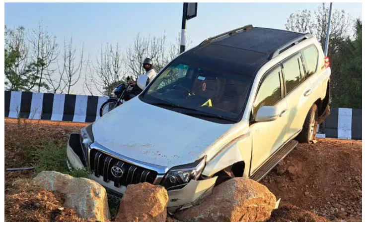 Kollegal Congress MLA A R Krishnamurthy narrowly avoided a serious accident when his car crashed into boulders by the roadside after a tire burst near Nadanahalli in Mysuru late on Wednesday night.