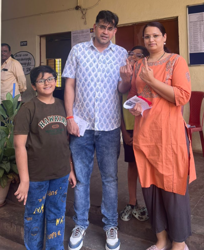 IAS officer Manoz Jain (2006 batch) with his family.