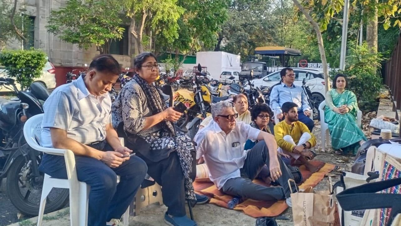 TMC leaders stage overnight dharna at Delhi's Mandir Marg police station