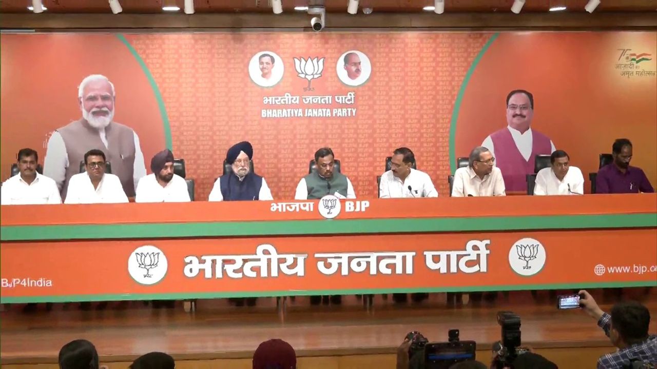 Former Delhi Cong leaders, including Arvinder Singh Lovely, join BJP
