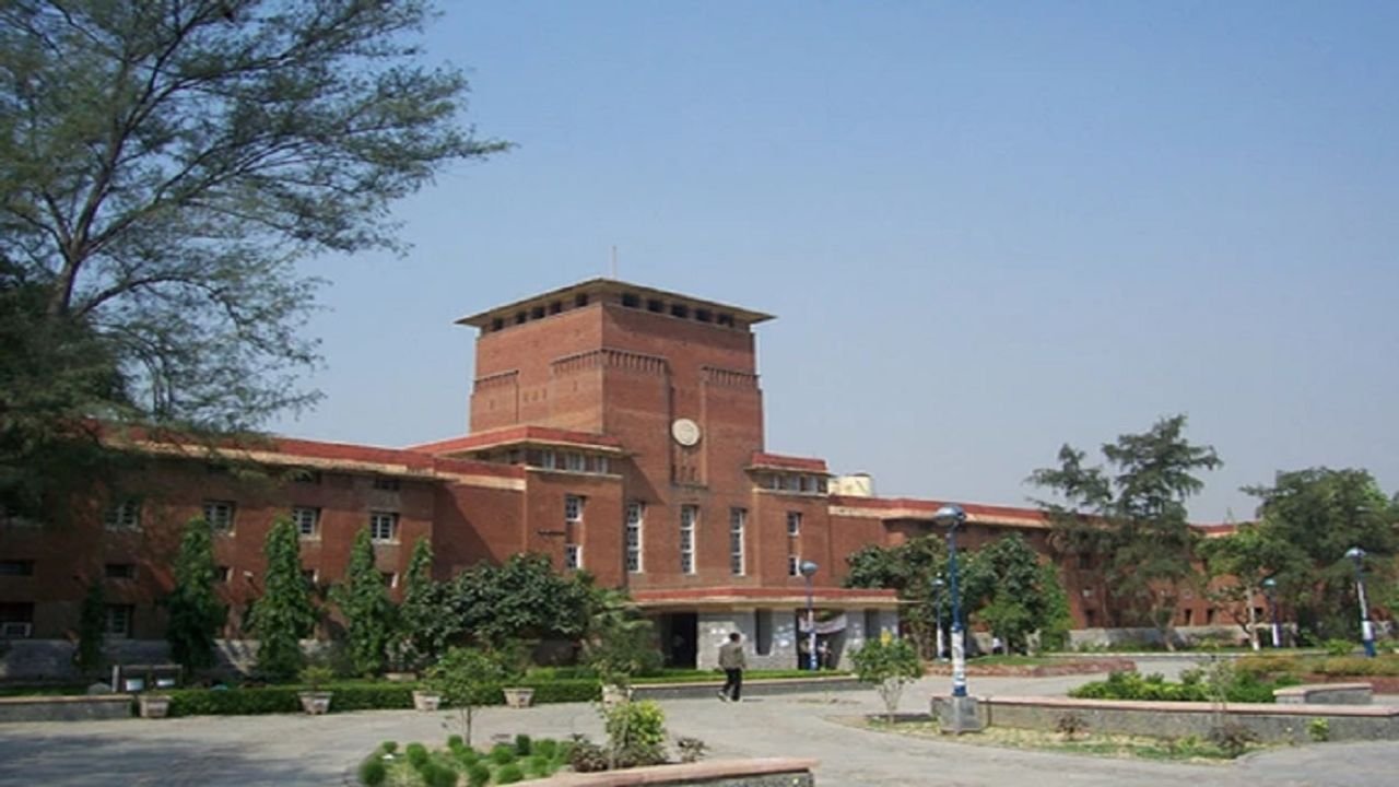 DU sets up 4-member panel to probe vandalism at students’ union office; FIR registered