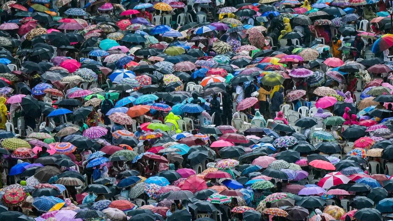 Mumbai receives heavy showers, residents complain of waterlogging