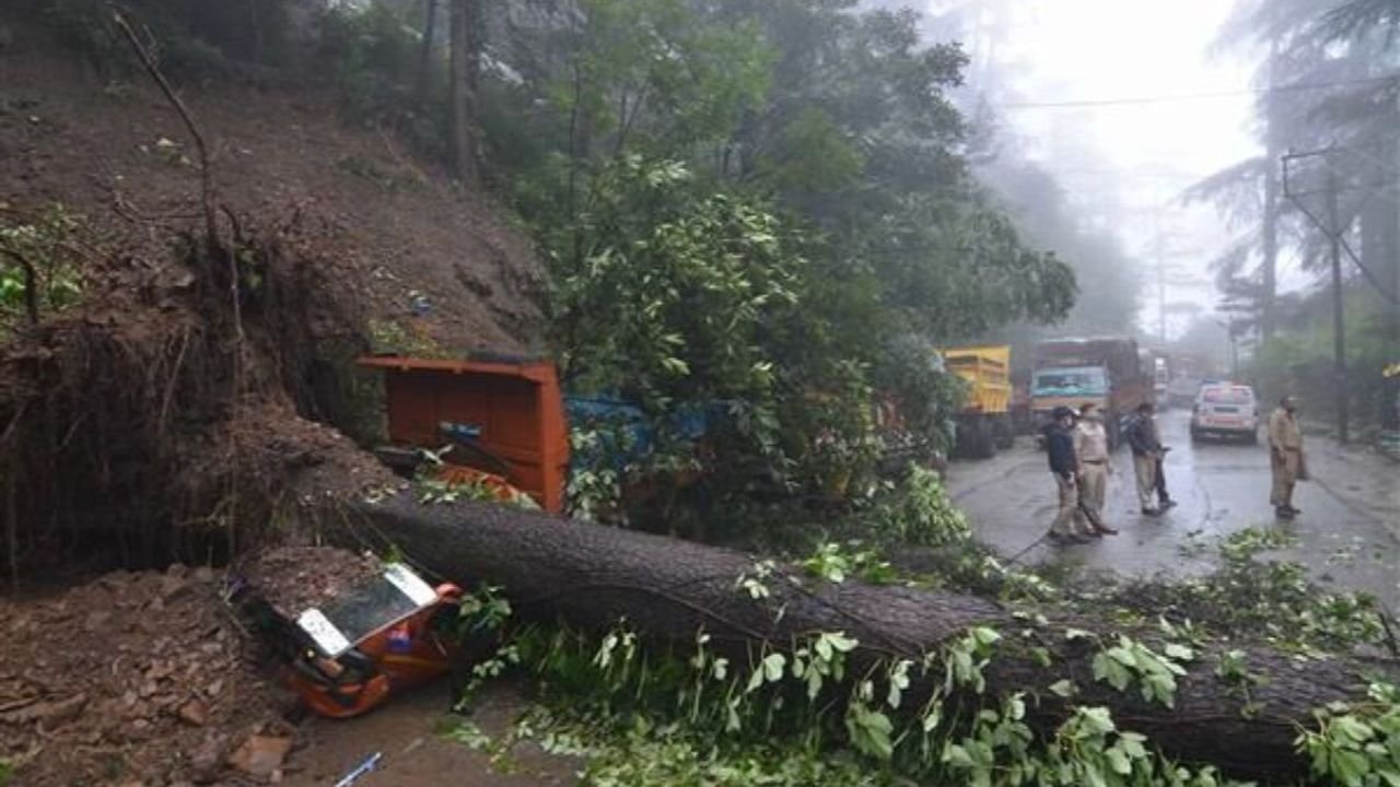 Heavy rains lash several parts of Himachal Pradesh, 115 roads closed