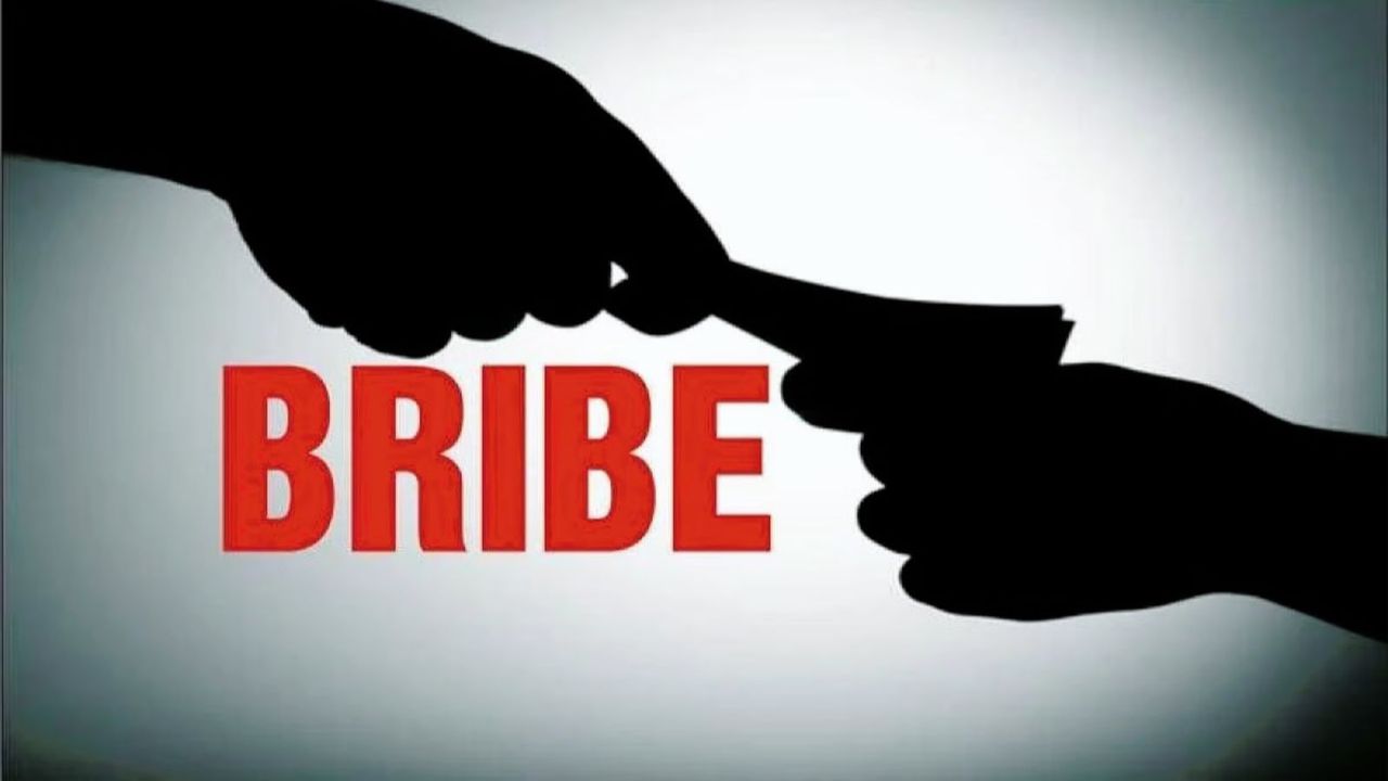 Mumbai Police SI caught taking Rs 35,000 bribe from a man, to recover his investments
