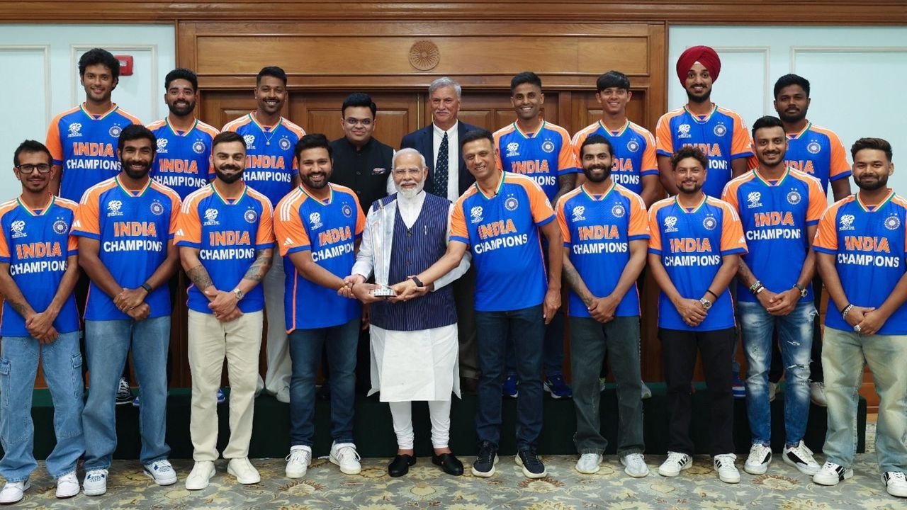 India’s T20 world champs welcomed by frenzied fans; hosted for breakfast by PM